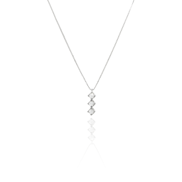 Collier orné de son pendentif serti de 3 diamants, monté sur une chaine forçat massive, en Or Blanc 18 Carats - 750/000.  Symbole d'amitié ou de séduction, chaînes et colliers n'ont qu'un but : sublimer votre cou.   CARACTERISTIQUES :   Longueur (cm) : 45.00 Largeur motif (mm) : 13.50    Nombre de diamants : 3    Carats des pierres (ct) : 0.27  Poids (gr) : 2.88 Matière : Or 18 Carats - 750/000 20092