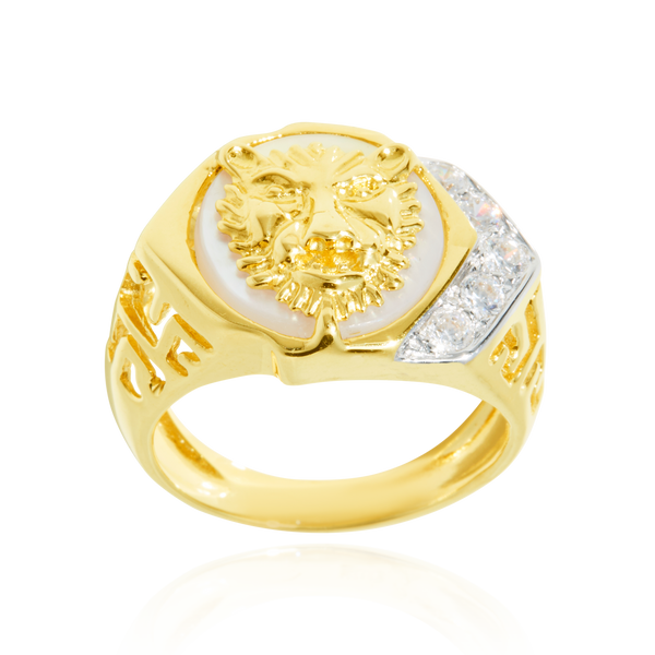 Chevalière ajourée d'un motif grec, montée d'une tête de Lion sur un fond en nacre véritable et sertie de zirconiums, sertie de zirconiums blancs, en Or Jaune et Or Blanc 18 Carats - 750/000.  La chevalière est le bijou indémodable qui a su traverser les époques pouvant se transmettre de père en fils.    CARACTERISTIQUES :  Largeur (mm) : 14.97 Poids (gr) : 9.32       Matière : Or 18 Carats - 750/000 20196