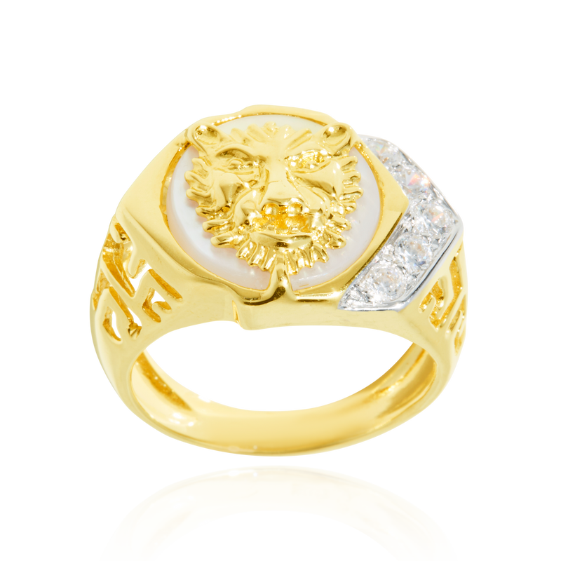 Chevalière ajourée d'un motif grec, montée d'une tête de Lion sur un fond en nacre véritable et sertie de zirconiums, sertie de zirconiums blancs, en Or Jaune et Or Blanc 18 Carats - 750/000.  La chevalière est le bijou indémodable qui a su traverser les époques pouvant se transmettre de père en fils.    CARACTERISTIQUES :  Largeur (mm) : 14.97 Poids (gr) : 9.32       Matière : Or 18 Carats - 750/000 20196