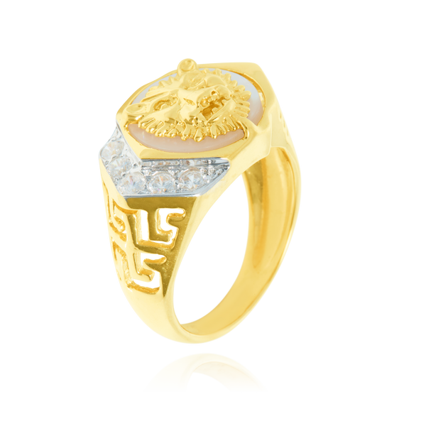 Chevalière ajourée d'un motif grec, montée d'une tête de Lion sur un fond en nacre véritable et sertie de zirconiums, sertie de zirconiums blancs, en Or Jaune et Or Blanc 18 Carats - 750/000.  La chevalière est le bijou indémodable qui a su traverser les époques pouvant se transmettre de père en fils.    CARACTERISTIQUES :  Largeur (mm) : 14.97 Poids (gr) : 9.32       Matière : Or 18 Carats - 750/000 20196