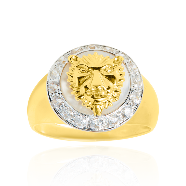 Chevalière ronde, montée d'une tête de Lion sur fond en nacre véritable et sertie de zirconiums, en Or Jaune 18 Carats- 750/000.  La chevalière est le bijou indémodable qui a su traverser les époques pouvant se transmettre de père en fils.    CARACTERISTIQUES :  Motif central (mm) : 16.68 Poids (gr) : 7.92       Matière : Or 18 Carats - 750/000 20197 