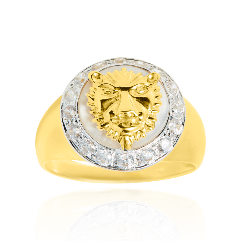 Chevalière ronde, montée d'une tête de Lion sur fond en nacre véritable et sertie de zirconiums, en Or Jaune 18 Carats- 750/000.  La chevalière est le bijou indémodable qui a su traverser les époques pouvant se transmettre de père en fils.    CARACTERISTIQUES :  Motif central (mm) : 16.68 Poids (gr) : 7.92       Matière : Or 18 Carats - 750/000 20197 