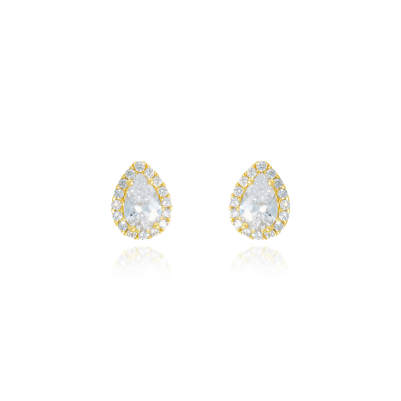 Boucles d'oreilles clous, en forme de poires serties d'un zirconium au centre et pavées de zirconiums tout autour, en Or Jaune 18 Carats - 750/000.  Offrir une boucle d'oreille c'est être sûr que le cadeau plaira.   CARACTERISTIQUES :  Diamètre (mm): 8.50 Poids (gr) : 1.54    Matière : Or 18 Carats - 750/000 20218