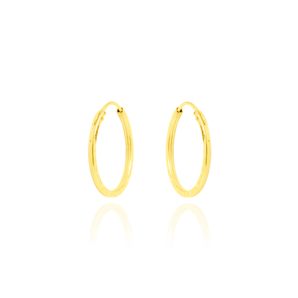 Boucles d'oreilles créoles diamantées, d'un tube carré, en Or Jaune 18 Carats - 750/000.   Les créoles, véritables accessoires de mode intemporels, ajoutent une touche d'élégance à n'importe quelle tenue.   CARACTERISTIQUES :  Diamètre (cm) : 1.50 Epaisseur (mm) : 1.00 Poids (gr) : 0.40   Matière : Or 18 Carats - 750/000 20231 