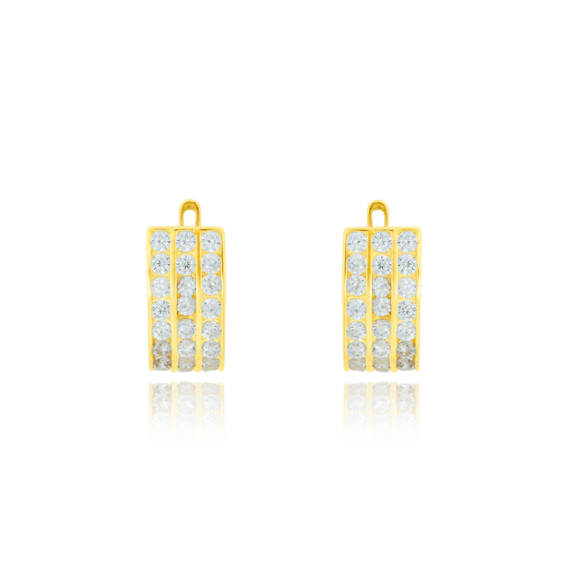 Boucles d'oreilles dormeuses serties de trois rangées de zirconiums, en Or Jaune 18 Carats - 750/000.   Simples à arborer, les dormeuses sauront vous sublimer de jour comme de nuit.   CARACTERISTIQUES :  Poids 11mm (gr) : 2.20    Poids 15mm (gr) : 3.30   Matière : Or 18 Carats - 750/000 20253-20287