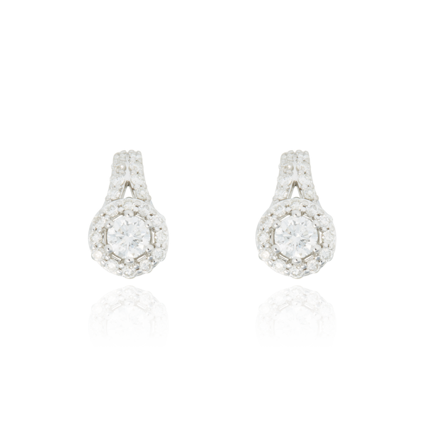 Boucles d'oreilles clous en forme de goutte, serties de diamants, en Or Blanc 18 Carats- 750/000.   Offrir une boucle d'oreille c'est être sûr que le cadeau plaira.   CARACTERISTIQUES :  Poids (gr) : 3.19 Nombre de diamant : 42 Carats : 0.67 Matière : Or 18 Carats - 750/000 20311