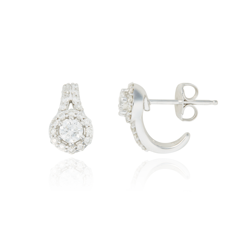 Boucles d'oreilles clous en forme de goutte, serties de diamants, en Or Blanc 18 Carats- 750/000.   Offrir une boucle d'oreille c'est être sûr que le cadeau plaira.   CARACTERISTIQUES :  Poids (gr) : 3.19 Nombre de diamant : 42 Carats : 0.67 Matière : Or 18 Carats - 750/000 20311
