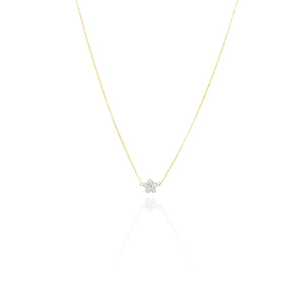 Collier Fleur sertie de diamants monté sur une chaine en Or Jaune et Or Blanc 18 Carats - 750/000.  Symbole d'amitié ou de séduction, chaînes et colliers n'ont qu'un but : sublimer votre cou.   CARACTERISTIQUES :   Longueur (cm) : 45.00 Largeur motif (mm) : 7.63      Nombre de diamants : 6    Carats : 0.33 Poids (gr) : 2.64 Matière : Or 18 Carats - 750/000 20313
