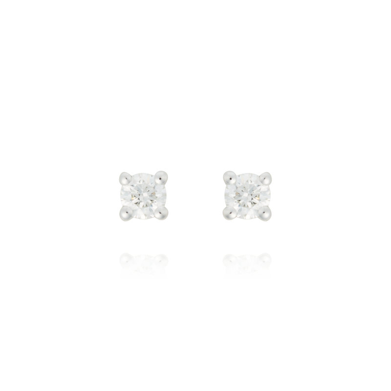 Boucles d'oreilles clous serties de diamants, en Or Blanc 18 Carats - 750/000.  Offrir une boucle d'oreille c'est être sûr que le cadeau plaira.   CARACTERISTIQUES :  Poids (gr) : 1.62 Nombre de diamant : 2 Carats : 0.40 Matière : Or 18 Carats - 750/000 20317