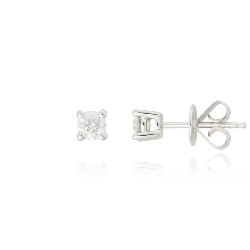 Boucles d'oreilles clous serties de diamants, en Or Blanc 18 Carats - 750/000.  Offrir une boucle d'oreille c'est être sûr que le cadeau plaira.   CARACTERISTIQUES :  Poids (gr) : 1.62 Nombre de diamant : 2 Carats : 0.40 Matière : Or 18 Carats - 750/000 20317