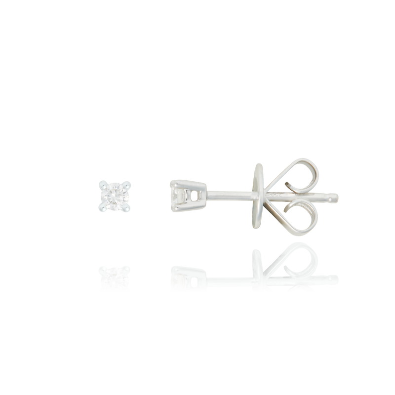 Boucles d'oreilles clous serties de diamants, en Or Blanc 18 Carats - 750/000.  Offrir une boucle d'oreille c'est être sûr que le cadeau plaira.   CARACTERISTIQUES :  Poids (gr) : 1.27 Nombre de diamant : 2 Carats : 0.10 Matière : Or 18 Carats - 750/000 20319