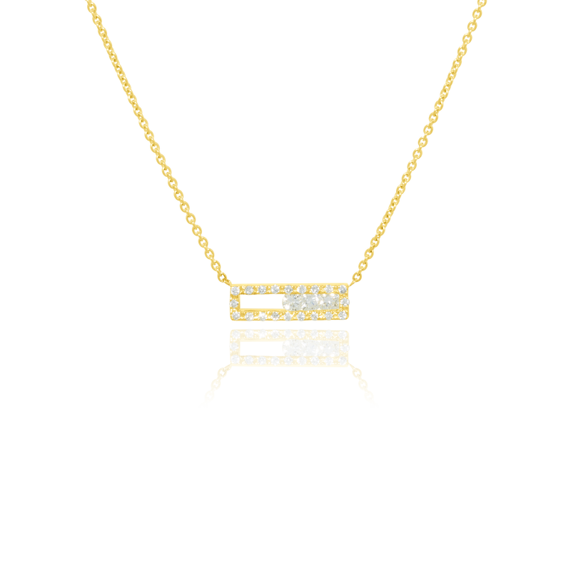 Collier barrette pavée de diamants et ornée de 3 diamants articulés, montée sur une chaine forçat massive, en Or Jaune 18 Carats - 750/000.  Symbole d'amitié ou de séduction, chaînes et colliers n'ont qu'un but: sublimer votre cou.