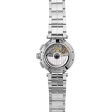 Le cadran bleu soleillé s’accorde à l’acier du bracelet et du boitier. Ce modèle arbore trois compteurs permettant de connaître avec précision le temps. Newport dévoile son mouvement automatique grâce à son fond transparent. Herbelin signe toute ses collections à Charquemont, dans les montagnes du Jura.