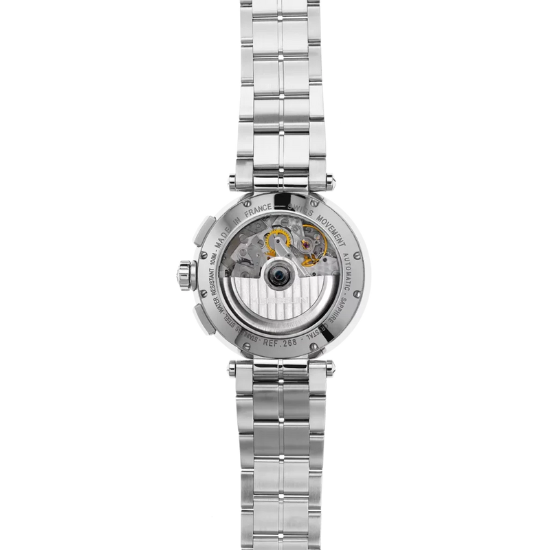 Le cadran bleu soleillé s’accorde à l’acier du bracelet et du boitier. Ce modèle arbore trois compteurs permettant de connaître avec précision le temps. Newport dévoile son mouvement automatique grâce à son fond transparent. Herbelin signe toute ses collections à Charquemont, dans les montagnes du Jura.