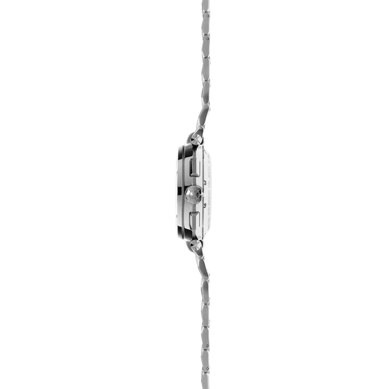 Le cadran bleu soleillé s’accorde à l’acier du bracelet et du boitier. Ce modèle arbore trois compteurs permettant de connaître avec précision le temps. Newport dévoile son mouvement automatique grâce à son fond transparent. Herbelin signe toute ses collections à Charquemont, dans les montagnes du Jura.