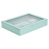 Réf : 392430  Le classique rencontre le contemporain avec la collection Sophia. Sophia est conçue pour protéger les bijoux dans un souci de style et de fonctionnalité. Sophia apparaît sur votre commode ou dans votre sac de voyage. Et comme chaque boîte à bijoux et étui à bijoux faits à la main est traité avec notre doublure anti-ternissement brevetée LusterLoc™, votre collection de bijoux sera toujours à son meilleur.  TAILLE:  23,56 CM L X 25,4 CM L X 7 CM H
