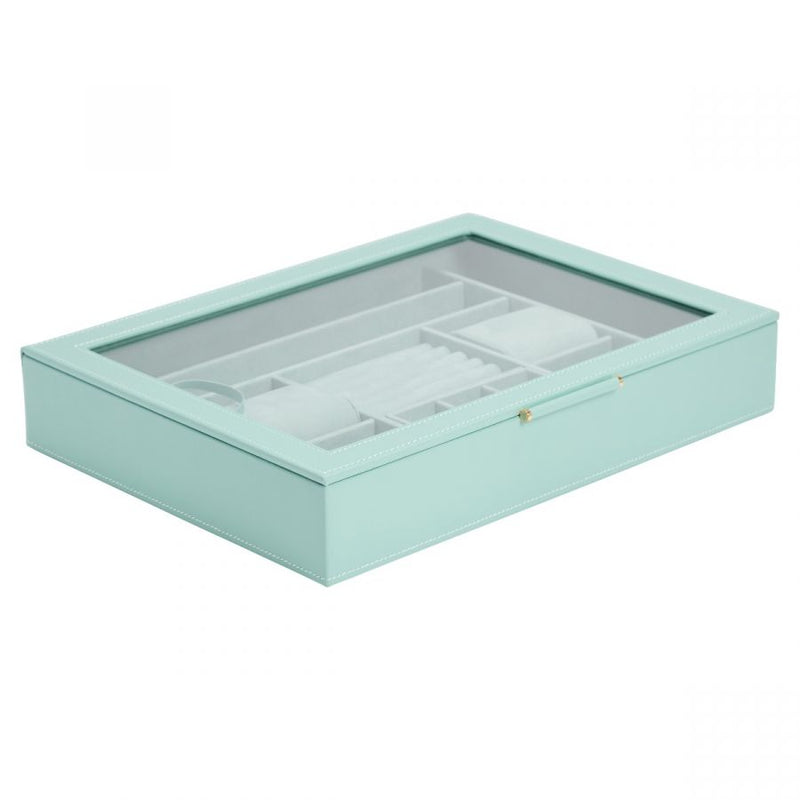 Réf : 392430  Le classique rencontre le contemporain avec la collection Sophia. Sophia est conçue pour protéger les bijoux dans un souci de style et de fonctionnalité. Sophia apparaît sur votre commode ou dans votre sac de voyage. Et comme chaque boîte à bijoux et étui à bijoux faits à la main est traité avec notre doublure anti-ternissement brevetée LusterLoc™, votre collection de bijoux sera toujours à son meilleur.  TAILLE:  23,56 CM L X 25,4 CM L X 7 CM H