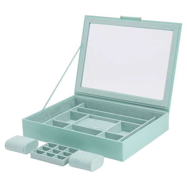 Réf : 392430  Le classique rencontre le contemporain avec la collection Sophia. Sophia est conçue pour protéger les bijoux dans un souci de style et de fonctionnalité. Sophia apparaît sur votre commode ou dans votre sac de voyage. Et comme chaque boîte à bijoux et étui à bijoux faits à la main est traité avec notre doublure anti-ternissement brevetée LusterLoc™, votre collection de bijoux sera toujours à son meilleur.  TAILLE:  23,56 CM L X 25,4 CM L X 7 CM H
