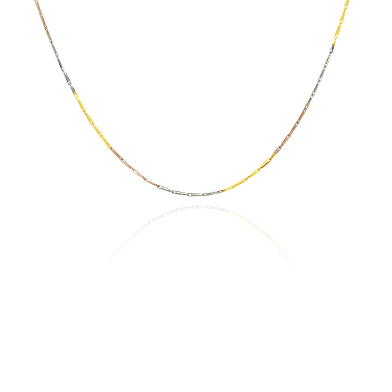 Laissez-vous charmer par cette chaine maille épi massive en Or Jaune, Or Blanc et Or Rose 18 Carats - 750/000.  Symbole d'amitié ou de séduction, chaînes et colliers n'ont qu'un but: sublimer votre cou.    CARACTERISTIQUES :  Epaisseur (mm) : 1.00 Poids chaine 45 cm (gr) : 2.11 Poids chaine 50 cm (gr) : 2.30 Poids chaine 60 cm (gr) : 2.70 Matière : Or 18 Carats - 750/000 397-395-396
