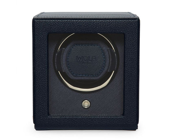 Réf : 461117  Jeunes, intelligents et simples, nos oursons prennent soin de votre montre en toute simplicité. Six côtés parfaitement proportionnés pour envelopper votre montre de manière sûre et précise. Ne manquez jamais un battement de votre vie bien remplie. Cuir végétalien.   TAILLE:  14 CM DE LONGUEUR X 15,4 CM DE LARGEUR X 14,8 CM DE HAUTEUR