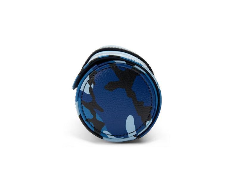 Réf : 665271  S'inspirant du monde qui nous entoure, ELEMENTS utilise la couleur et le motif dans un design contemporain. Laissez-vous inspirer par la véritable esthétique de la nature. Ajoutez une touche de style à votre maison avec le rouleau de montres triple ELEMENTS.  TAILLE:  19,69 CM L X 8,89 CM L X 8,89 CM H CARACTÉRISTIQUES :  Rangement : rouleau de montre de 6,5 pouces (165 mm) adapté à 3 montres 2 gardes de garde Capsule de bijoux cachée Matériel : Cuir végétalien