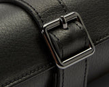 Réf : 792902 Protégez vos montres avec style lorsque vous voyagez grâce à notre triple rouleau de montres. Comprend de l'espace pour jusqu'à 3 montres avec 2 protège-montres et une fermeture à pression réglable. Plus une capsule à bijoux cachée (brevet en instance) à l'intérieur du rouleau de montre avec trois compartiments pour ranger en toute sécurité les boutons de manchette, les bagues et autres objets de valeur plus petits.  TAILLE:  20,3 CM L X 8,3 CM L X 8,26 CM H