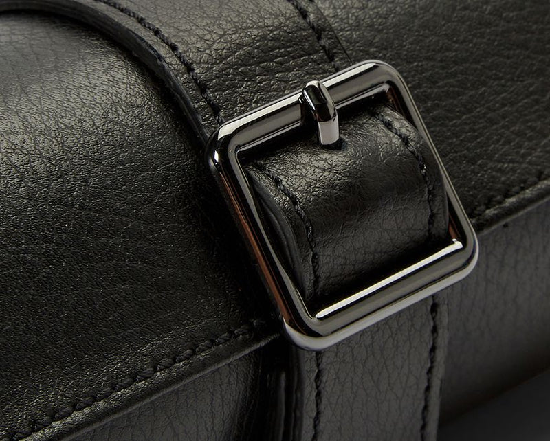 Réf : 792902 Protégez vos montres avec style lorsque vous voyagez grâce à notre triple rouleau de montres. Comprend de l'espace pour jusqu'à 3 montres avec 2 protège-montres et une fermeture à pression réglable. Plus une capsule à bijoux cachée (brevet en instance) à l'intérieur du rouleau de montre avec trois compartiments pour ranger en toute sécurité les boutons de manchette, les bagues et autres objets de valeur plus petits.  TAILLE:  20,3 CM L X 8,3 CM L X 8,26 CM H