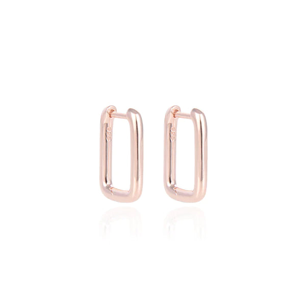 Boucles d'oreilles créoles rectangles lisses, rhodiées, rosées ou dorées, en Argent - 925/000.  Les créoles, véritables accessoires de mode intemporels, ajoutent une touche d'élégance à n'importe quelle tenue.    CARACTERISTIQUES :  Poids (gr) : 4.00 Matière : Argent - 925/000  19077