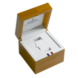 Le cadran bleu soleillé s’accorde à l’acier du bracelet et du boitier. Ce modèle arbore trois compteurs permettant de connaître avec précision le temps. Newport dévoile son mouvement automatique grâce à son fond transparent. Herbelin signe toute ses collections à Charquemont, dans les montagnes du Jura.