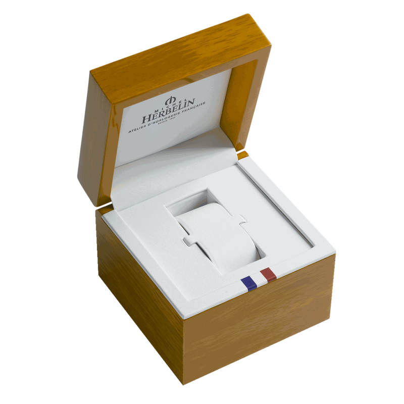 Le cadran bleu soleillé s’accorde à l’acier du bracelet et du boitier. Ce modèle arbore trois compteurs permettant de connaître avec précision le temps. Newport dévoile son mouvement automatique grâce à son fond transparent. Herbelin signe toute ses collections à Charquemont, dans les montagnes du Jura.