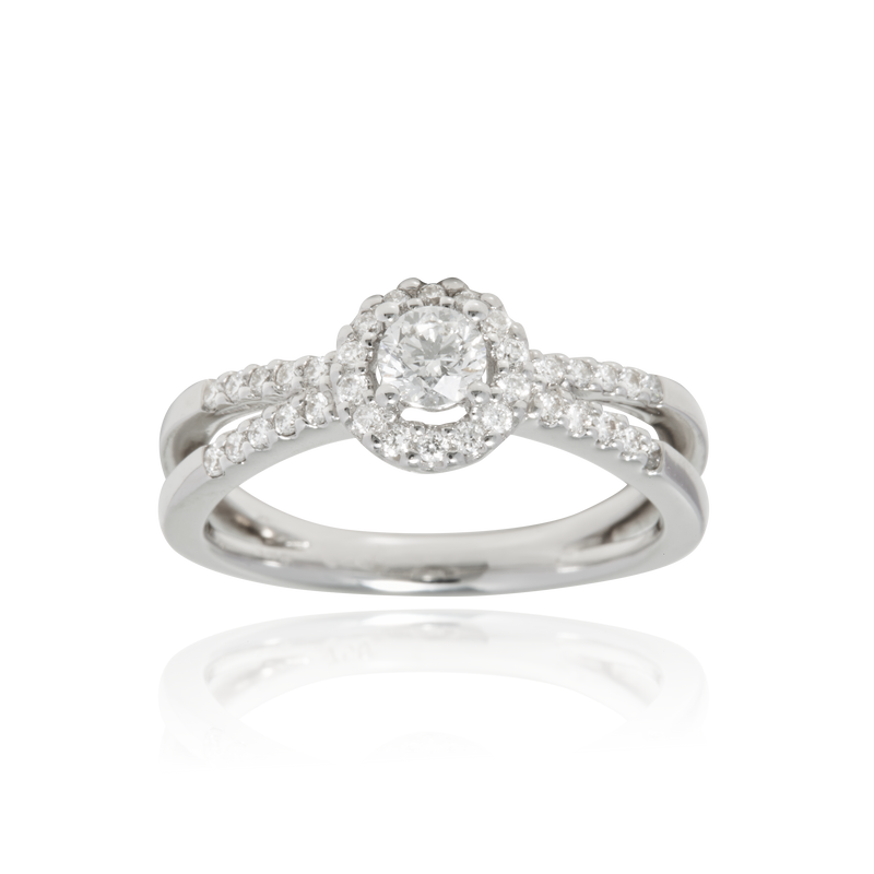Solitaire, serti de diamants ronds, en Or Blanc 18 Carats- 750/000   CARACTERISTIQUES :   Largeur du corps (mm) : 2.70 Largeur motif (mm) : 7.81 Poids (gr) : 4.10 Nombre de diamant ( au centre) : 1  -  Carats : 0.300 Nombre de diamants :  26      -  Carats : 0.190 Matière : Or 18 Carats - 750/000 11154