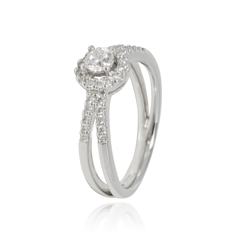 Solitaire, serti de diamants ronds, en Or Blanc 18 Carats- 750/000   CARACTERISTIQUES :   Largeur du corps (mm) : 2.70 Largeur motif (mm) : 7.81 Poids (gr) : 4.10 Nombre de diamant ( au centre) : 1  -  Carats : 0.300 Nombre de diamants :  26      -  Carats : 0.190 Matière : Or 18 Carats - 750/000 11154