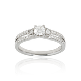 Solitaire, serti de diamants ronds, en Or Blanc 18 Carats - 750/000   CARACTERISTIQUES :   Largeur du corps (mm) : 2.60 Largeur motif (mm) : 4.56 Poids (gr) : 3.71 Nombre de diamant : 1 -  Carats : 0.300 Nombre de diamants : 26  -  Carats : 0.186 Matière : Or 18 Carats - 750/000 12390
