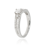 Solitaire, serti de diamants ronds, en Or Blanc 18 Carats - 750/000   CARACTERISTIQUES :   Largeur du corps (mm) : 2.60 Largeur motif (mm) : 4.56 Poids (gr) : 3.71 Nombre de diamant : 1 -  Carats : 0.300 Nombre de diamants : 26  -  Carats : 0.186 Matière : Or 18 Carats - 750/000 12390