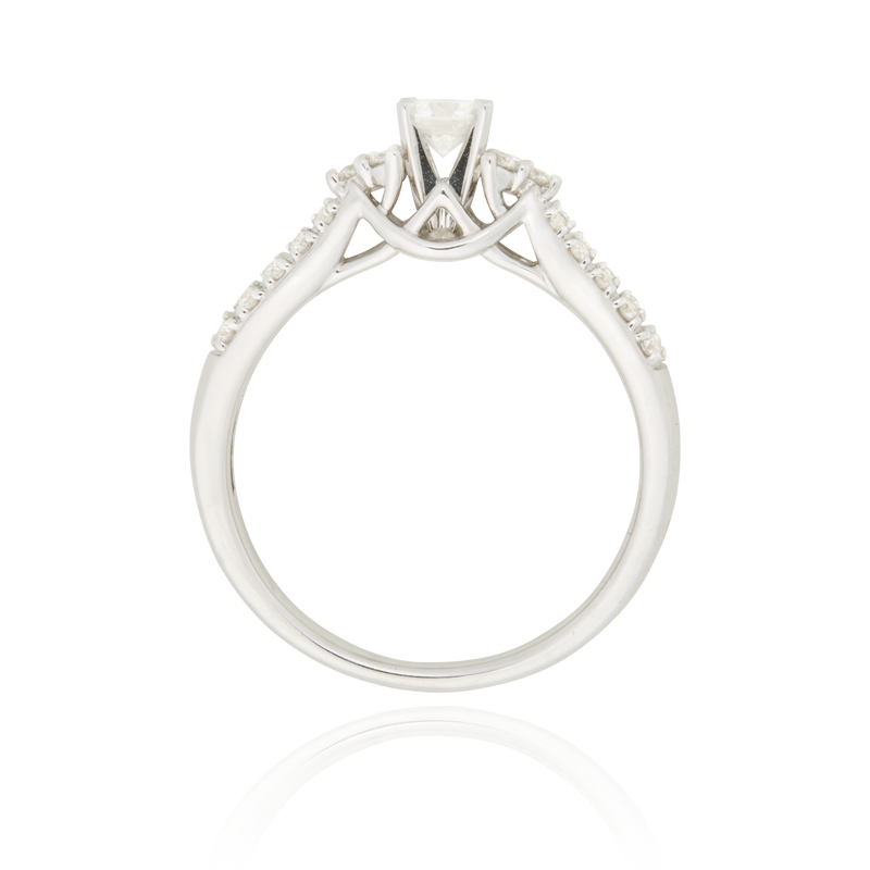 Solitaire, serti de diamants ronds, en Or Blanc 18 Carats- 750/000   CARACTERISTIQUES :   Largeur du corps (mm) : 2.2 Largeur motif (mm) : 4.29 Poids (gr) : 3.58 Nombre de diamants : 1  -  Carats : 0.1250 Nombre de diamants : 26  -  Carats : 0.254 Matière : Or 18 Carats - 750/000 12412