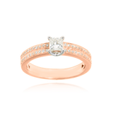 Solitaire, serti d'un diamant princesse au centre et de diamants ronds , en Or Blanc et Or Rose 18 Carats- 750/000   CARACTERISTIQUES :   Largeur du corps (mm) : 3.50 Largeur motif (mm) : 4.85 Poids (gr) : 4.96 Nombre de diamants : 44  -  Carats : 0.22 Nombre de diamants (au centre) : 1  -  Carats : 0.39 Matière : Or 18 Carats - 750/000 12416