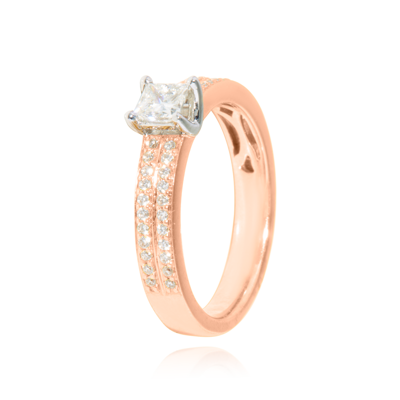 Solitaire, serti d'un diamant princesse au centre et de diamants ronds , en Or Blanc et Or Rose 18 Carats- 750/000   CARACTERISTIQUES :   Largeur du corps (mm) : 3.50 Largeur motif (mm) : 4.85 Poids (gr) : 4.96 Nombre de diamants : 44  -  Carats : 0.22 Nombre de diamants (au centre) : 1  -  Carats : 0.39 Matière : Or 18 Carats - 750/000 12416