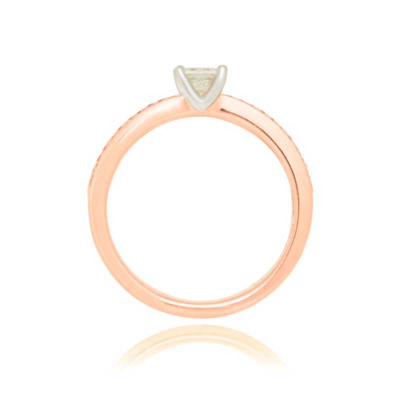 Solitaire, serti d'un diamant princesse au centre et de diamants ronds , en Or Blanc et Or Rose 18 Carats- 750/000   CARACTERISTIQUES :   Largeur du corps (mm) : 3.50 Largeur motif (mm) : 4.85 Poids (gr) : 4.96 Nombre de diamants : 44  -  Carats : 0.22 Nombre de diamants (au centre) : 1  -  Carats : 0.39 Matière : Or 18 Carats - 750/000 12416