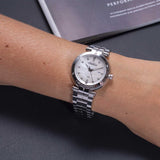 Réf : 14288/B89  Michel HERBELIN propose une nouvelle génération Newport pour Dame. Munie d’un boîtier en acier 34.5mm, cadran en nacre véritable agrémenté d’index en diamants. Bracelet en acier. Etanche 10 ATM. Garantie 2 ans constructeur (internationale).  La montre, plus qu'un instrument de mesure du temps, un accessoire de mode indispensable.