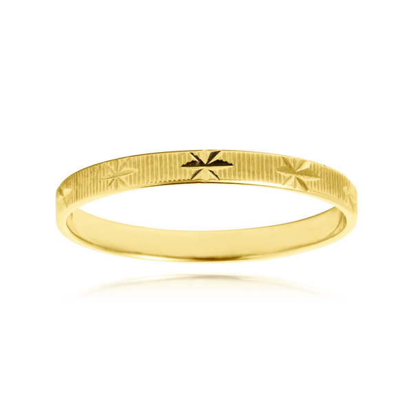 Alliance striée gravée de motifs en étoiles en Or Jaune 18 Carats - 750/000.  L'alliance est plus qu'un simple bijou, elle est la matérialisation physique d'un amour inconditionnel entre deux êtres.  Gravure possible   CARACTERISTIQUES :  Poids (gr) : 1.80 Largeur (mm) : 2.40 Matière : Or 18 Carats - 750/000 15519 