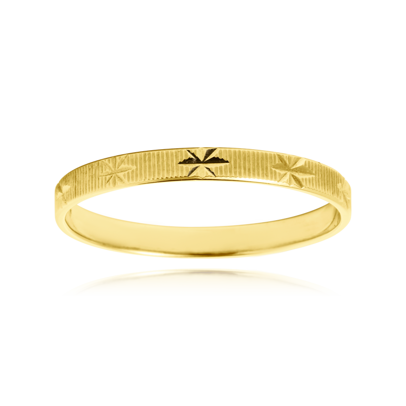 Alliance striée gravée de motifs en étoiles en Or Jaune 18 Carats - 750/000.  L'alliance est plus qu'un simple bijou, elle est la matérialisation physique d'un amour inconditionnel entre deux êtres.  Gravure possible   CARACTERISTIQUES :  Poids (gr) : 1.80 Largeur (mm) : 2.40 Matière : Or 18 Carats - 750/000 15519 