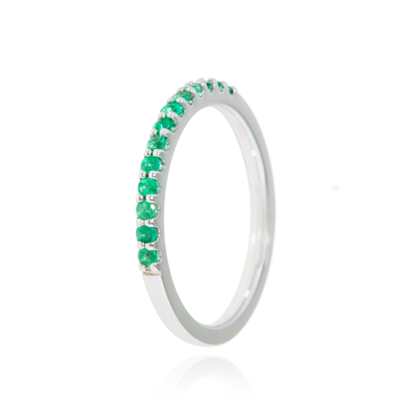Alliance, sertie d'émeraudes naturelles, en Or Blanc 18 Carats - 750/000.  L'alliance est plus qu'un simple bijou, elle est la matérialisation physique d'un amour inconditionnel entre deux êtres.  Gravure possible   CARACTERISTIQUES :   Epaisseur (mm) : 1.80 Poids (gr) : 2.18 Nombre d'émeraude : 13 Carats : 0.221   Matière : Or 18 Carats - 750/000 16839