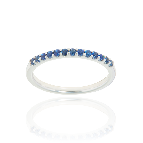 Alliance, sertie de saphirs naturels, en Or Blanc 18 Carats - 750/000.  L'alliance est plus qu'un simple bijou, elle est la matérialisation physique d'un amour inconditionnel entre deux êtres.  Gravure possible   CARACTERISTIQUES :   Epaisseur (mm) : 1.70 Poids (gr) : 2.28 Nombre de Saphir : 13 Carats : 0.286   Matière : Or 18 Carats - 750/000 16840