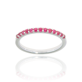 Alliance, sertie de rubis naturels, en Or Blanc 18 Carats - 750/000.  L'alliance est plus qu'un simple bijou, elle est la matérialisation physique d'un amour inconditionnel entre deux êtres.  Gravure possible   CARACTERISTIQUES :   Epaisseur (mm) : 1.70 Poids (gr) : 2.12 Nombre des Rubis : 13 Carats : 0.286 Matière : Or 18 Carats - 750/000 16841