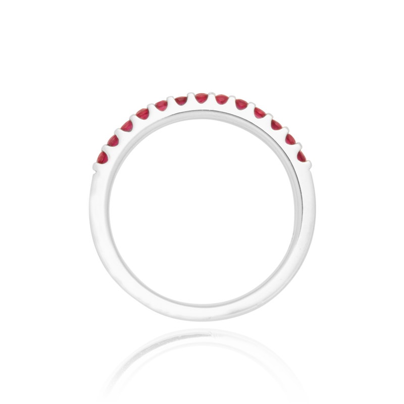 Alliance, sertie de rubis naturels, en Or Blanc 18 Carats - 750/000.  L'alliance est plus qu'un simple bijou, elle est la matérialisation physique d'un amour inconditionnel entre deux êtres.  Gravure possible   CARACTERISTIQUES :   Epaisseur (mm) : 1.70 Poids (gr) : 2.12 Nombre des Rubis : 13 Carats : 0.286 Matière : Or 18 Carats - 750/000 16841