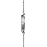 Réf : 16922/B19  Affinée à l’extrême, la Newport Slim préserve néanmoins les traits identitaires liés à son ADN marin, tels que les attaches centrales et la couronne gravée d’une roue marine. Scintillant par sa finition poli-miroir, le boîtier en acier inoxydable de 32mm, présente une lunette affranchie de ses vis, mais toujours gravée Newport. Marqué d'index en acier facettés et paré de nacre véritable, son fond projette une multitude de reflets, évoluant au moindre éclat de lumière.