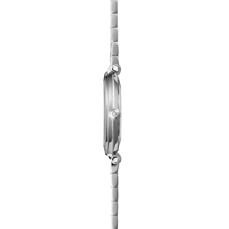 Réf : 16922/B19  Affinée à l’extrême, la Newport Slim préserve néanmoins les traits identitaires liés à son ADN marin, tels que les attaches centrales et la couronne gravée d’une roue marine. Scintillant par sa finition poli-miroir, le boîtier en acier inoxydable de 32mm, présente une lunette affranchie de ses vis, mais toujours gravée Newport. Marqué d'index en acier facettés et paré de nacre véritable, son fond projette une multitude de reflets, évoluant au moindre éclat de lumière.