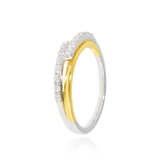 Alliance croisée, sertie de diamants, en Or Jaune et Or Blanc 18 Carats - 750/000.  L'alliance est plus qu'un simple bijou, elle est la matérialisation physique d'un amour inconditionnel entre deux êtres.  Gravure possible   CARACTERISTIQUES :   Epaisseur (mm) : 1.80 Poids (gr) : 3.19 Nombre de diamants : 14 Carats : 0.19   Matière : Or 18 Carats - 750/000 18321