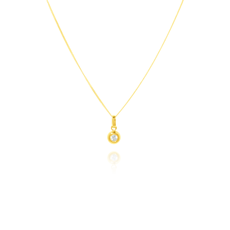 Collier orné d’un pendentif de forme ronde serti d’un zirconium, monté sur une chaine maille plate massive, en Or Jaune 18 Carats - 750/000.  Symbole d'amitié ou de séduction, chaînes et colliers n'ont qu'un but : sublimer votre cou.     CARACTERISTIQUES :  Longueur (cm) : 45.00 Diamètre motif (mm) : 4.80 Poids (gr) : 1.18 Matière : Or 18 Carats - 750/000 18569-19003