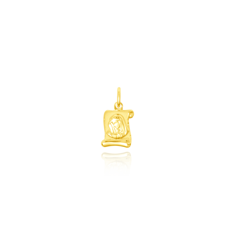 Pendentif en forme de parchemin avec la Vierge Marie en relief en Or Jaune 18 Carats - 750/000.    CARACTERISTIQUES :  Dimensions H x l (mm) : 12.9 x 8.7 Poids (gr) : 0.67 Matière : Or 18 Carats - 750/000 18774 